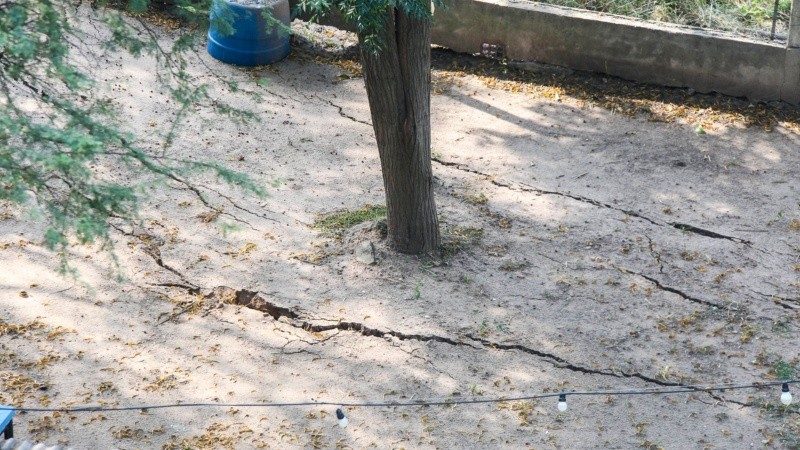 La rajadura en el suelo tendría una extensión de entre 15 y 20 metros.