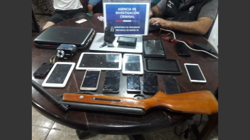 Los celulares secuestrados.