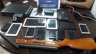 Los celulares secuestrados.