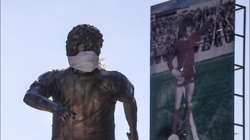 La estatua de Maradona en La Paternal, con barbijo casero.