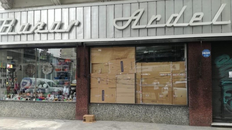 La vidriera rota por un piedrazo durante la madrugada. 