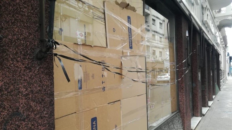 La vidriera rota por un piedrazo durante la madrugada. 