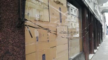 La vidriera rota por un piedrazo durante la madrugada.