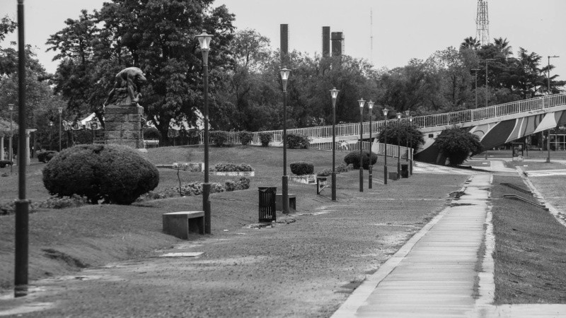 Parque Alem totalmente vacío. Por la lluvia y por la cuarentena. 