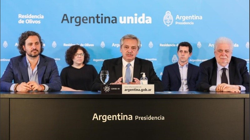 Alberto Fernández hizo el anuncio rodeado de sus principales colaboradores,