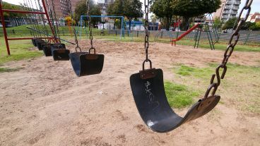 Plazas vacías en la ciudad. No habrá salidas recreativas en Rosario.