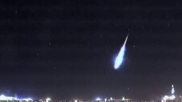 El meteorito ingresó en la atmósfera terrestre a una latitud de 106,4 kilometros.
