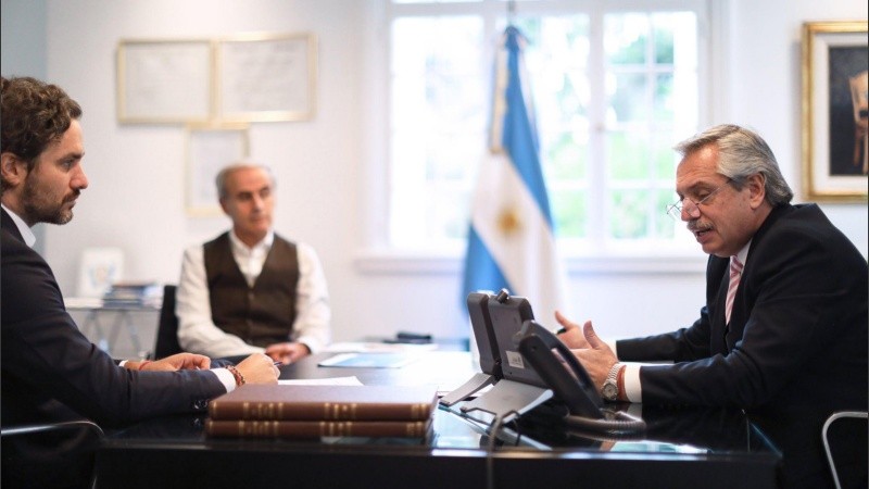 El presidente Fernández en contacto con su par chileno este lunes. 