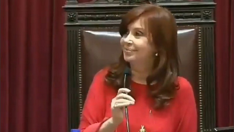 La sonrisa de Cristina cuando detectó la abstención de Eduardo Costa. 