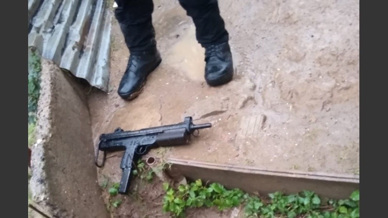 Uno de los sospechosos llevaba un arma de repetición.