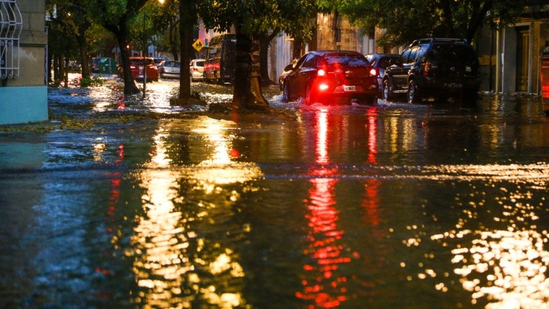 Un diluvio cae sobre Rosario y se esperan fuertes vientos en las próximas horas.