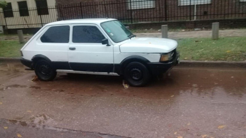 El pequeño vehículo en el que escapaban los cinco ladrones. 