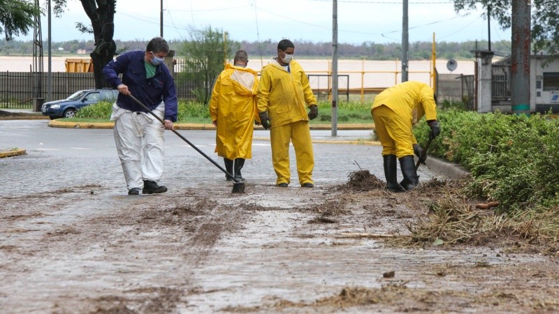 El barro quedó sobre la calzada de Pellegrini.