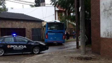 El colectivo incrustado en la vivienda de zona sur.