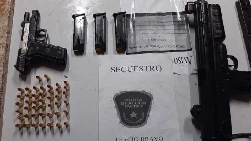 Armas y otros elementos secuestrados al acusado.