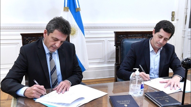 Massa y De Pedro, durante la firma del convenio.