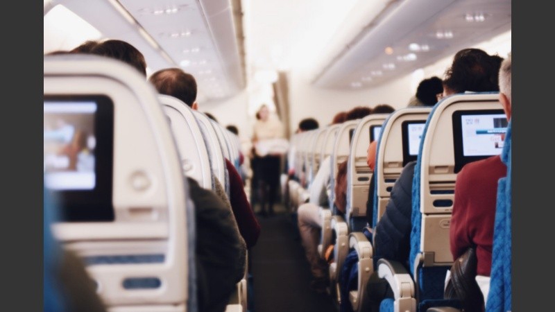 Las azafatas de Air Asia lucirán trajes protectores con capuchas.