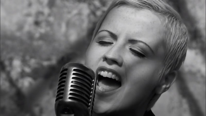 La fallecida cantante de The Canberries, Dolores O'Riordan, en el video de la canción 