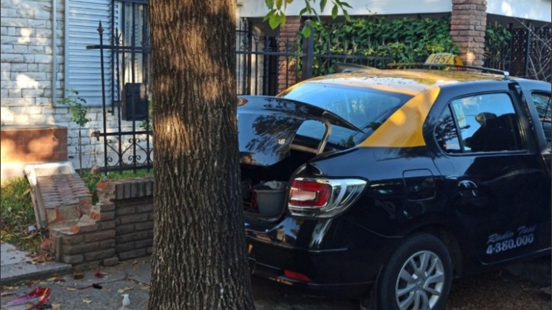 El vehículo terminó impactando contra varios elementos de la vía pública antes de detenerse.