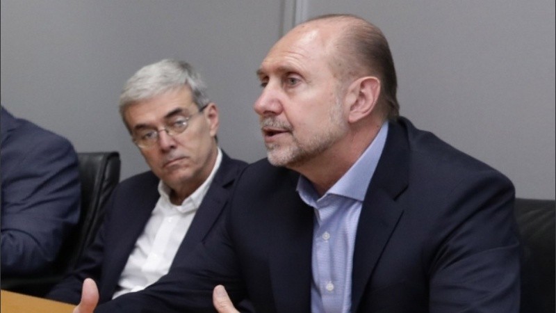 El ministro de Economía, Walter Agosto, junto al gobernador Omar Perotti.