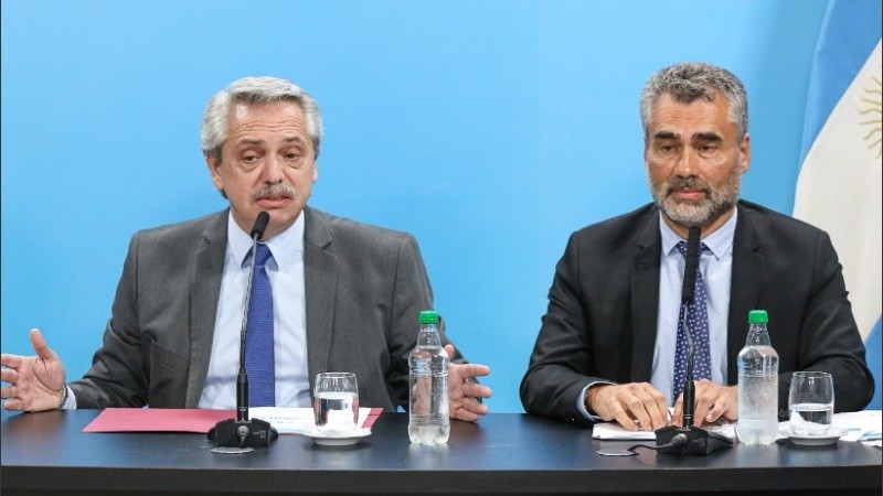 El presidente Fernández junto a Vanoli en una conferencia de prensa.