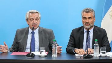 El presidente Fernández junto a Vanoli en una conferencia de prensa.