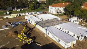 Uno de los hospitales modulares se construye en Granadero Baigorria.
