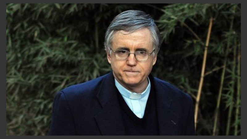 El padre Grassi asegura que tiene problemas respiratorios. 