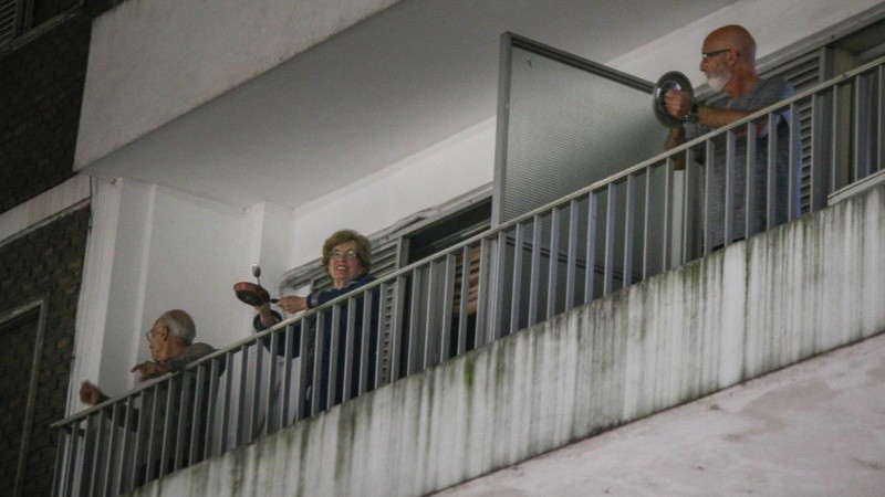Vecinos de la zona de Pellegrini y Mitre salieron a los balcones.