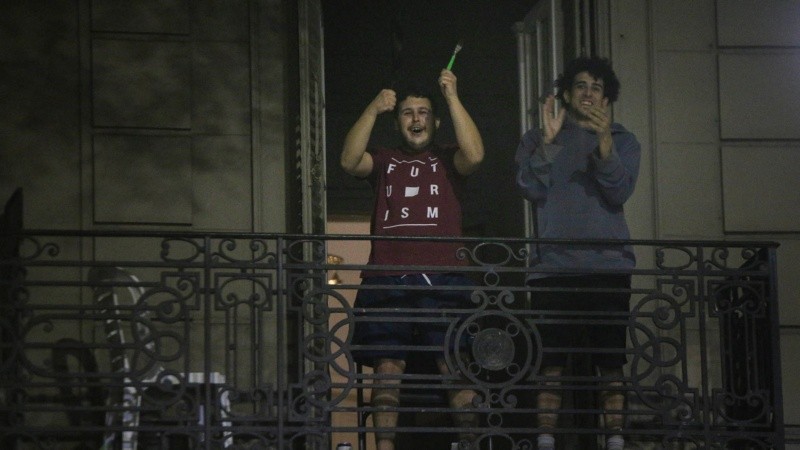 Vecinos de la zona de Pellegrini y Mitre salieron a los balcones.