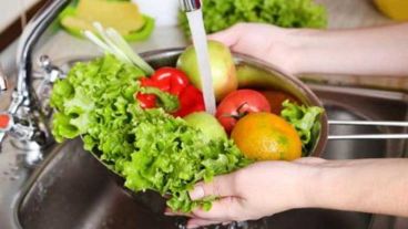 “No se recomienda en absoluto lavar los alimentos con jabón o cloro", dijeron los médicos.