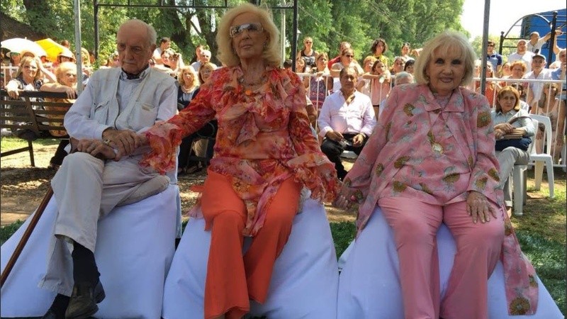 Mirtha, Goldie y Josecito, los dos últimos ya fallecidos, en el homenaje en Villa Cañás en 2018. 