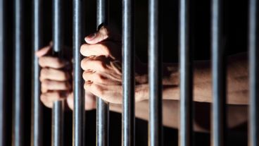 El hombre espera de la decisión del Tribunal.