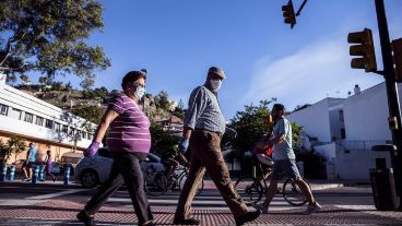 Personas con barbijos en el paseo de los Baños del Carmen de Málaga.