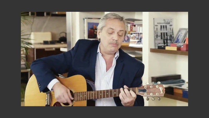 Alberto Fernández con uno de sus amores: la guitarra.