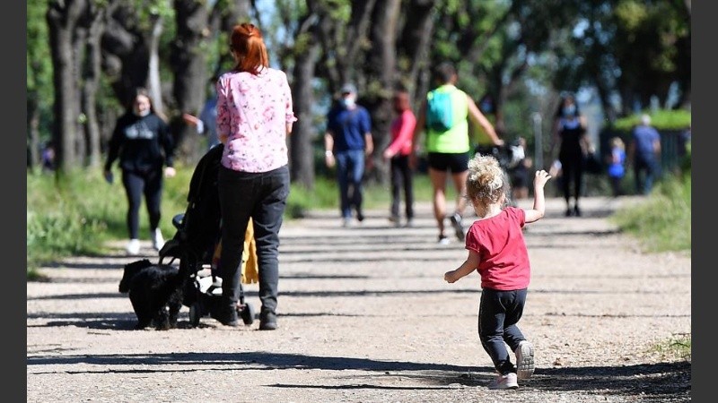 Chicos y grandes pudieron volver a caminar por el parque.