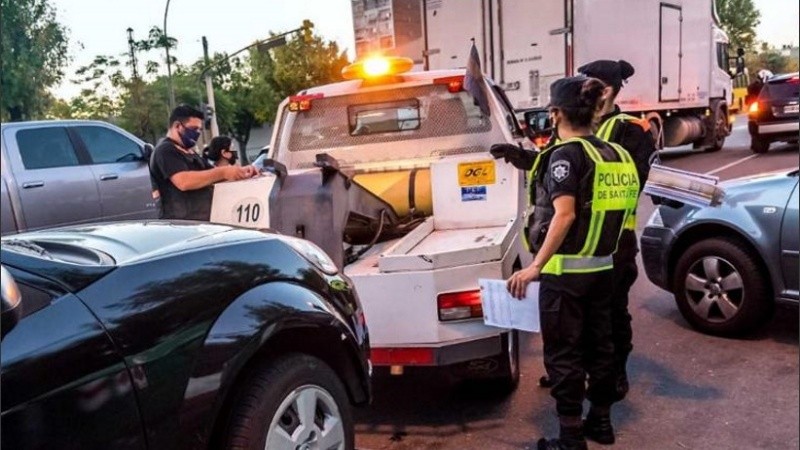 Imagen de un operativo de control vehicular en Rosario.