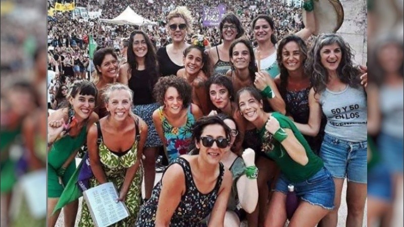 El Colectivo de Mujeres Músicas de Rosario participó del acto del último 8M en el Monumento a Bandera.