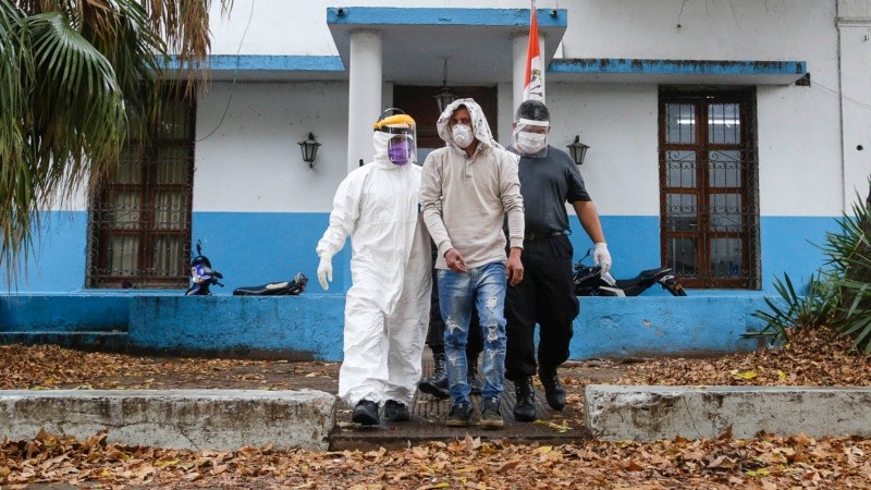 Así trasladaban a un preso al hospital Carrasco.