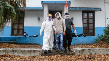 Así trasladaban a un preso al hospital Carrasco.