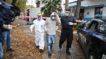 Así trasladaban a un preso al hospital Carrasco.