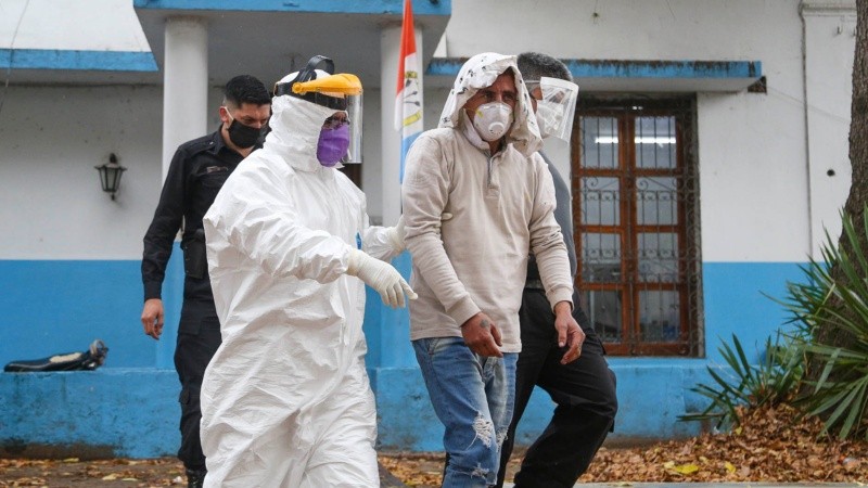 Así trasladaban a un preso al hospital Carrasco.