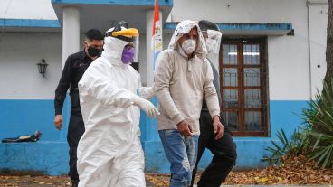 Así trasladaban a un preso al hospital Carrasco.