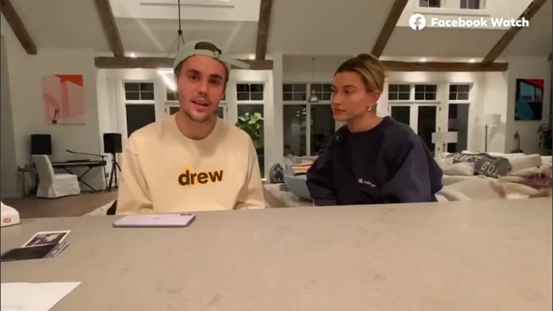 Justin Bieber y Hailey Baldwin, en el cómodo living de su casa.