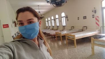 Micaela en la enorme habitación del centro de aislamiento de Venado Tuerto.