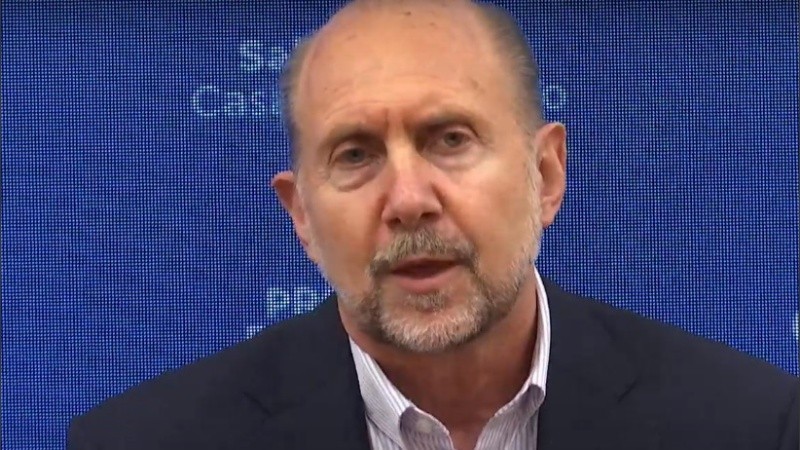 El gobernador este lunes dando los anuncios.