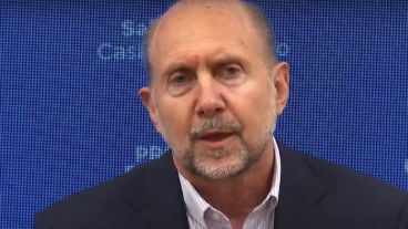 El gobernador este lunes dando los anuncios.