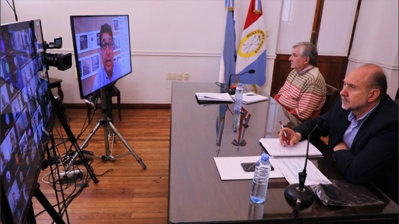 El gobernador mantuvo reuniones virtuales con intendentes y presidentes comunales.