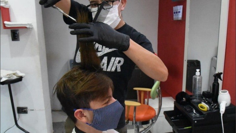 Las peluquerías podrán recibir clientes en la provincia, con turno y barbijo. 