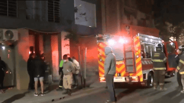 La imagen de El Tres del frente del edificio céntrico con bomberos.